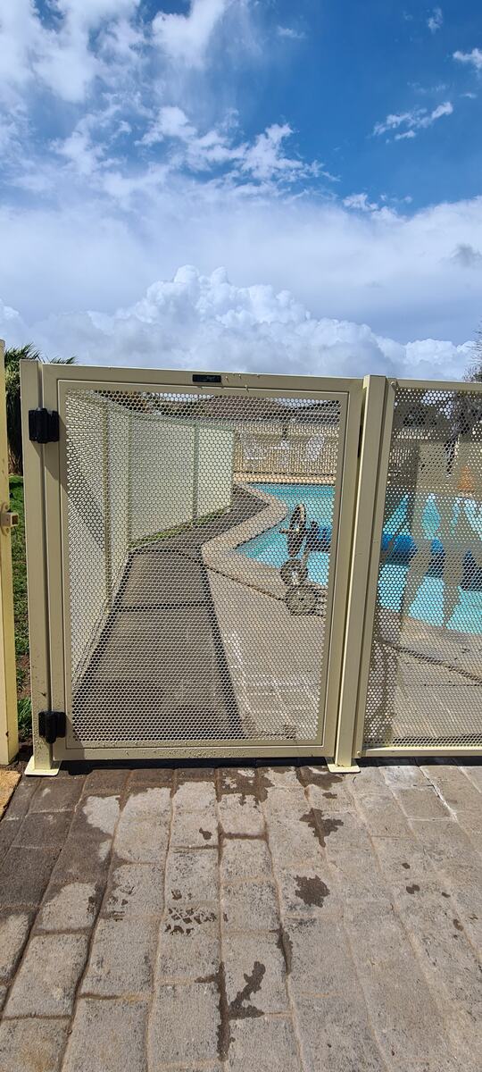 Pure Perf pool gate in Textured Primrose, SA